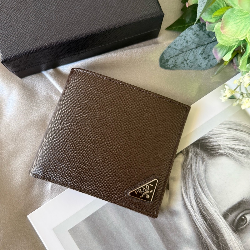 三角牌LOGO防刮牛皮對開短夾(咖啡色)-0