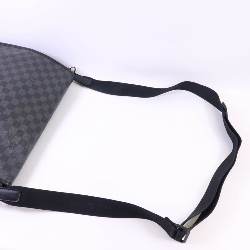 LOUIS VUITTON Damier Graphite Daniel GM銀扣肩背袋-4