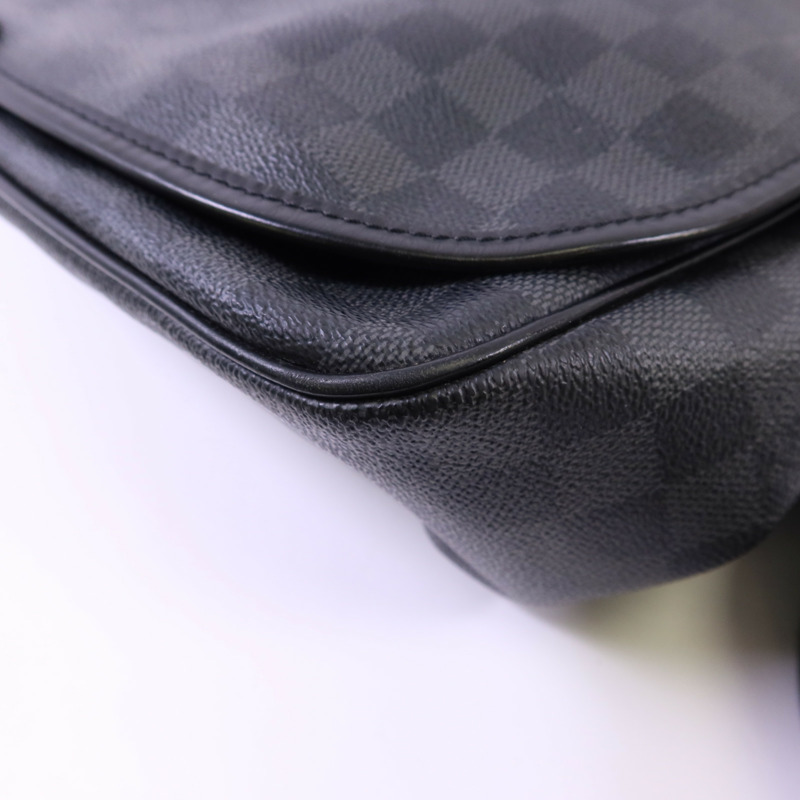 LOUIS VUITTON Damier Graphite Daniel GM銀扣肩背袋-11