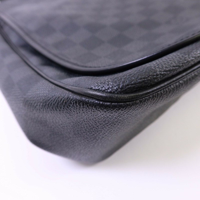 LOUIS VUITTON Damier Graphite Daniel GM銀扣肩背袋-12