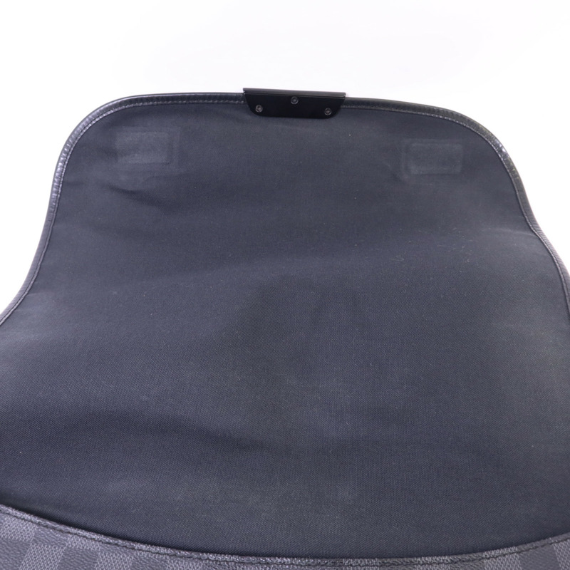 LOUIS VUITTON Damier Graphite Daniel GM銀扣肩背袋-15