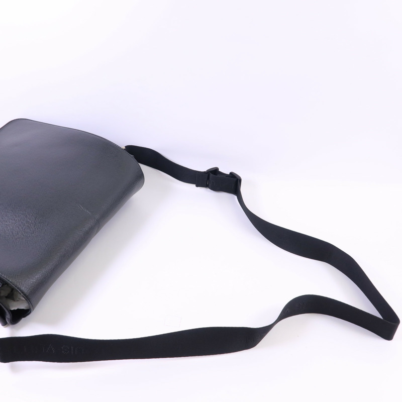 LOUIS VUITTON Taiga Victor金扣肩背袋-4