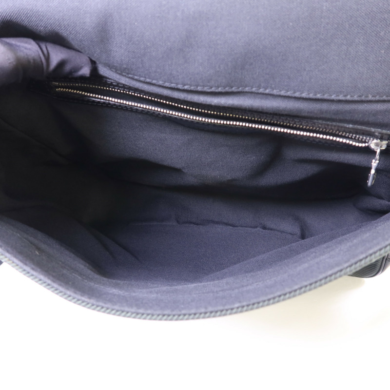 LOUIS VUITTON Taiga Victor金扣肩背袋-6