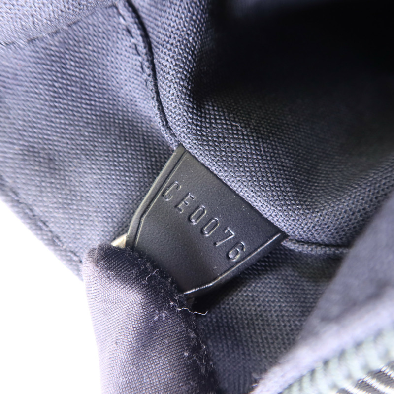 LOUIS VUITTON Taiga Victor金扣肩背袋-8