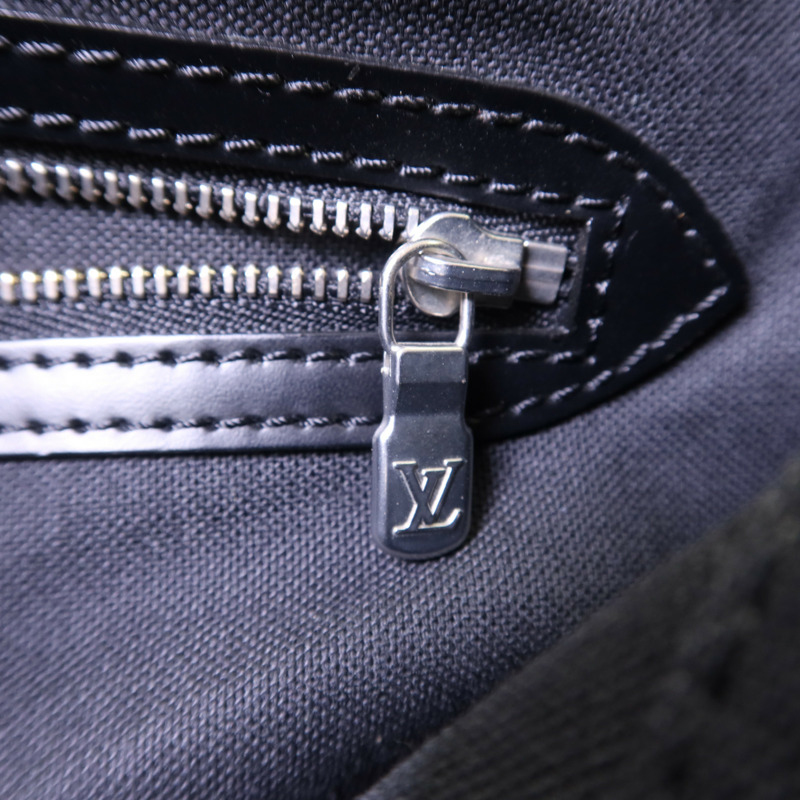 LOUIS VUITTON Taiga Victor金扣肩背袋-9