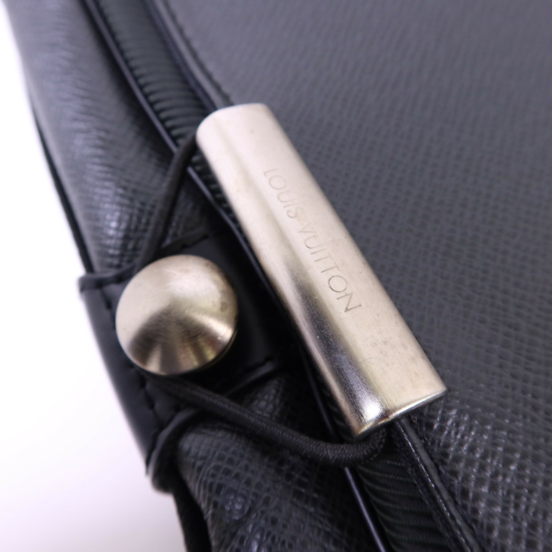 LOUIS VUITTON Taiga Victor金扣肩背袋-10