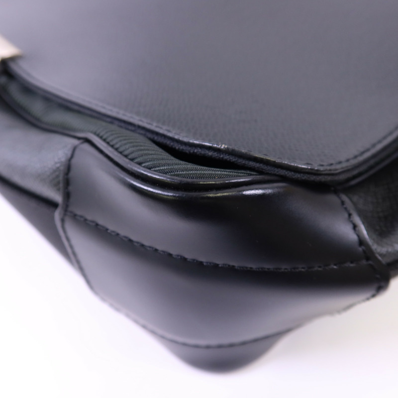 LOUIS VUITTON Taiga Victor金扣肩背袋-11