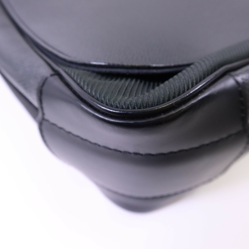 LOUIS VUITTON Taiga Victor金扣肩背袋-12