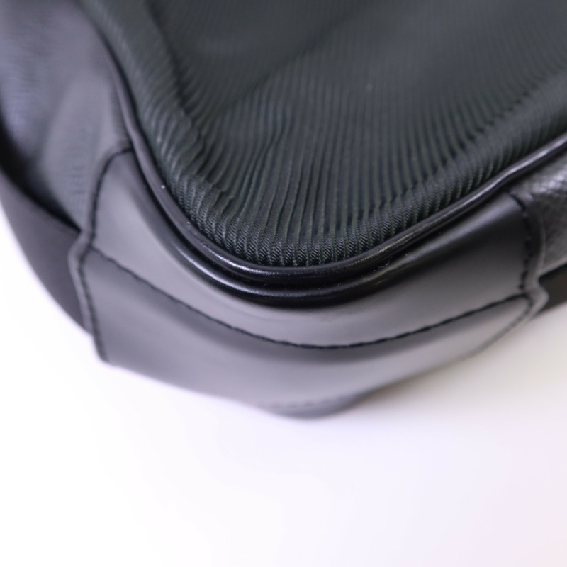 LOUIS VUITTON Taiga Victor金扣肩背袋-14