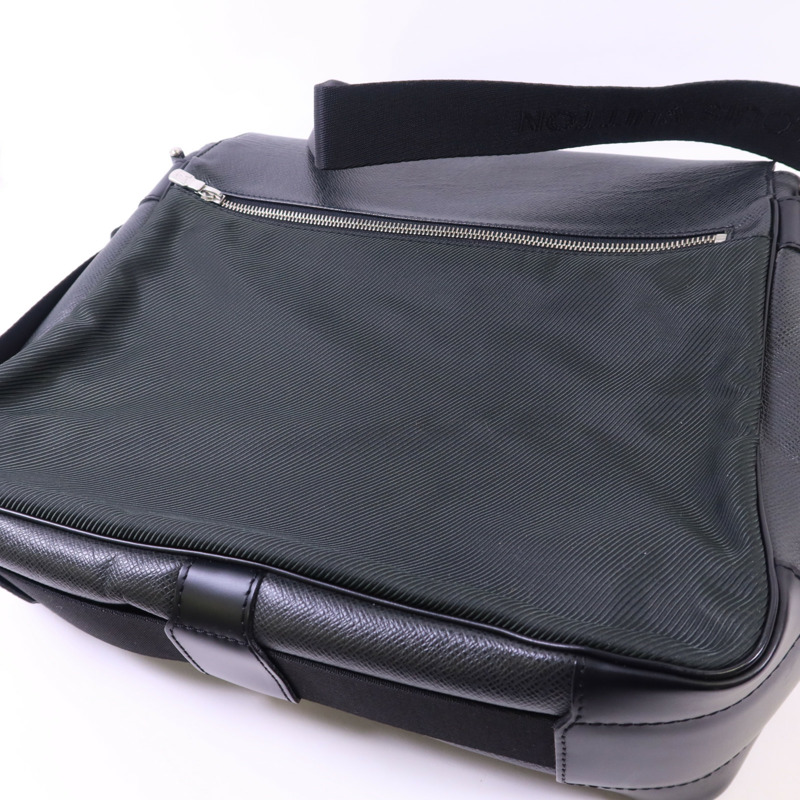 LOUIS VUITTON Taiga Victor金扣肩背袋-15