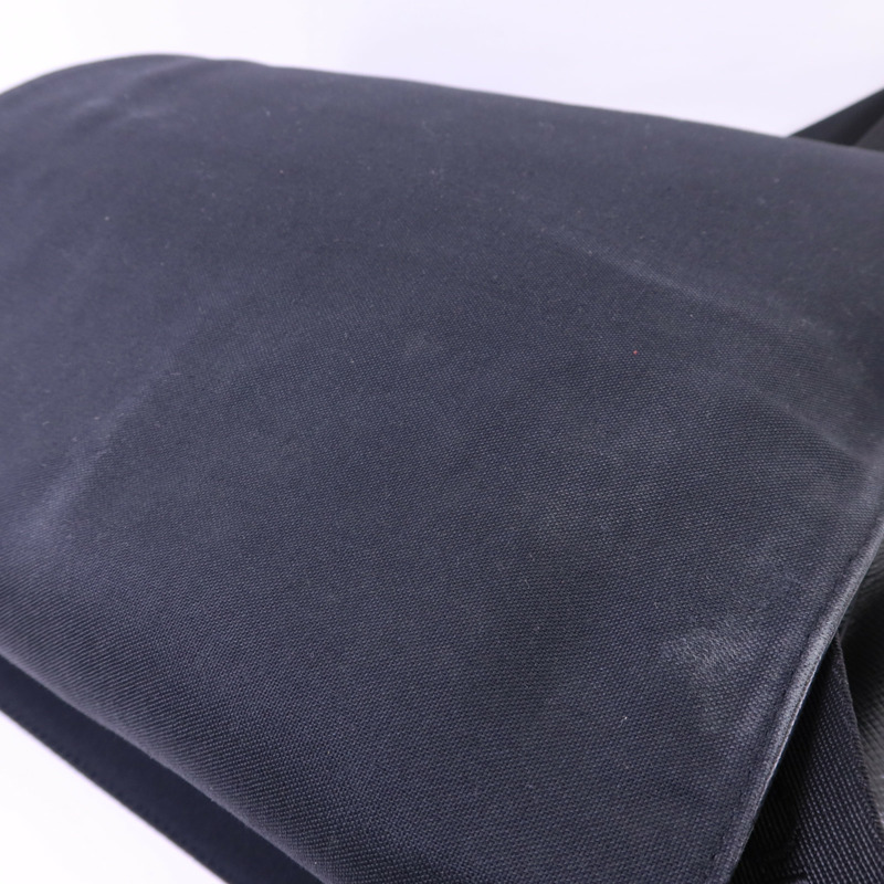 LOUIS VUITTON Taiga Victor金扣肩背袋-17