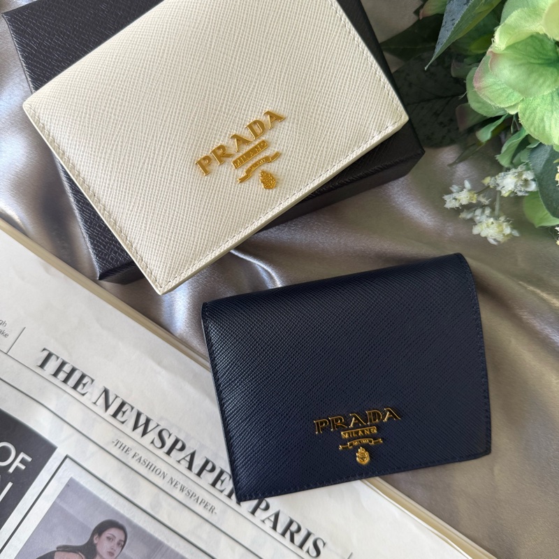 浮雕Logo 防刮皮革二折零錢袋短夾(白色)-0