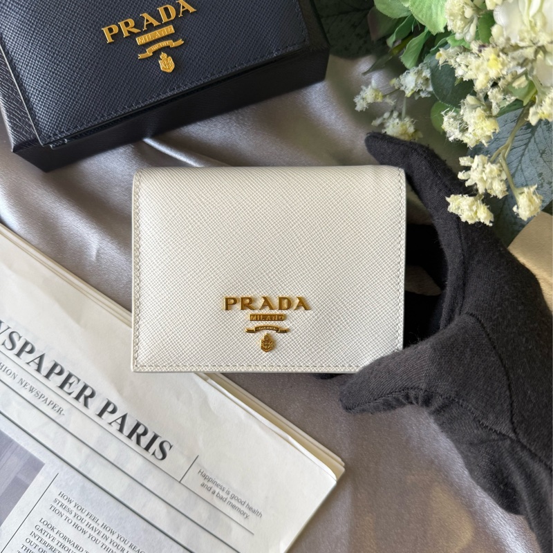 浮雕Logo 防刮皮革二折零錢袋短夾(白色)-1