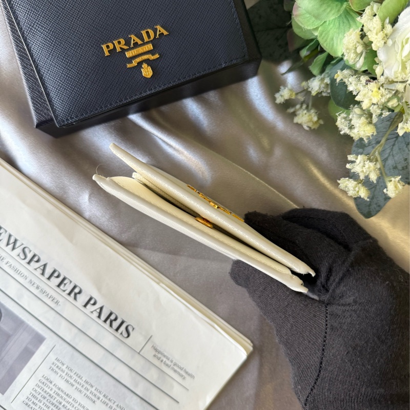 浮雕Logo 防刮皮革二折零錢袋短夾(白色)-5