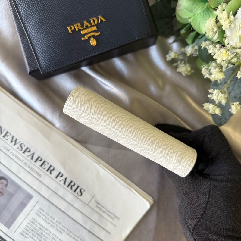 浮雕Logo 防刮皮革二折零錢袋短夾(白色)-6