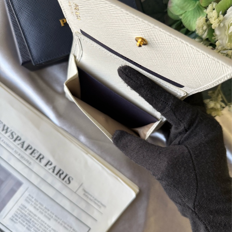 浮雕Logo 防刮皮革二折零錢袋短夾(白色)-8