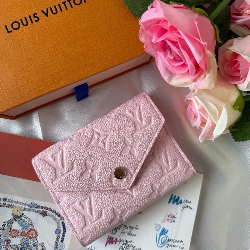 Monogram VICTORINE牛皮壓印零錢袋短夾(彩紙粉)-0