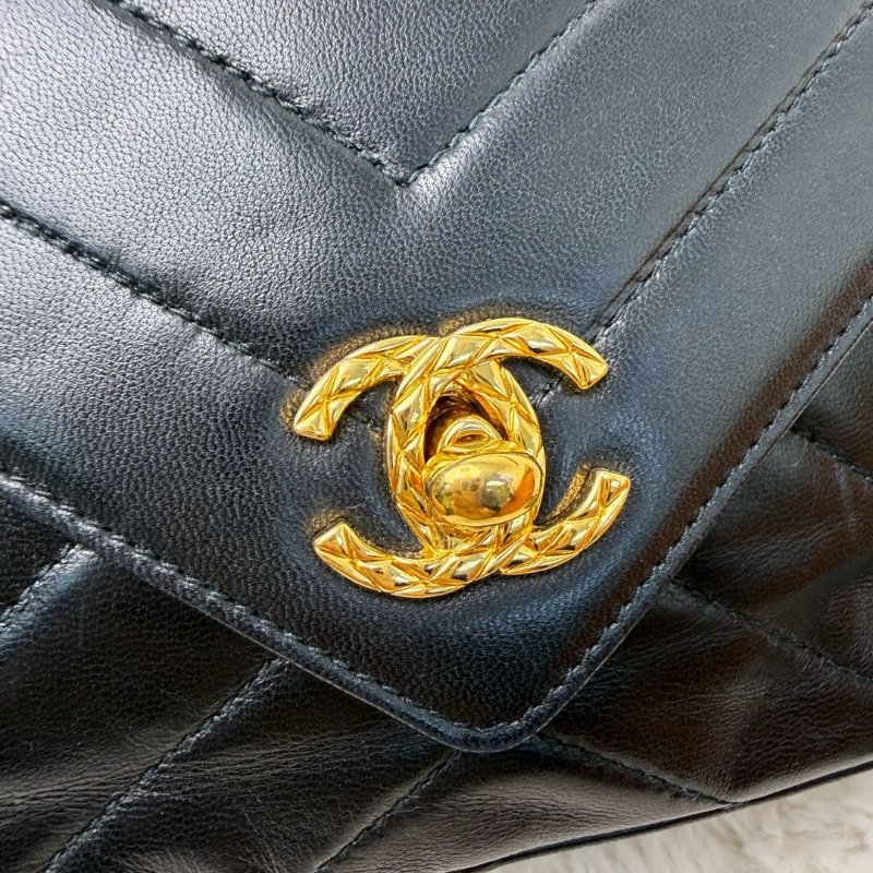 Chanel Vanity Case 相機包 黑色 V紋 羊皮 小號 金扣-4