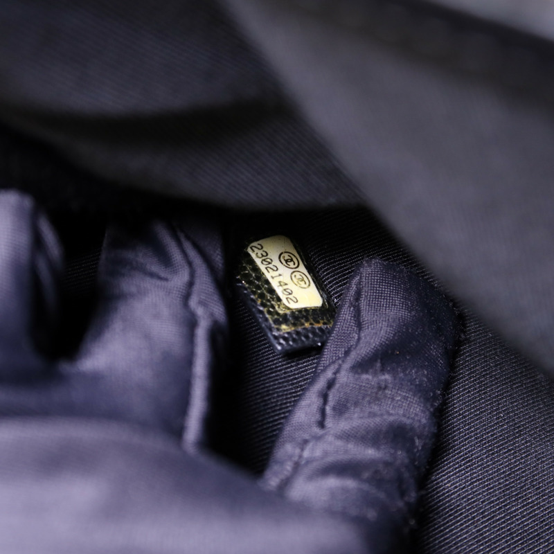 CHANEL 牛皮皮革Pouch金扣手拿包-6