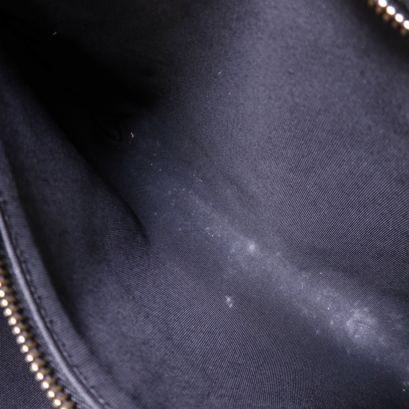 CHANEL 牛皮皮革Pouch金扣手拿包-17