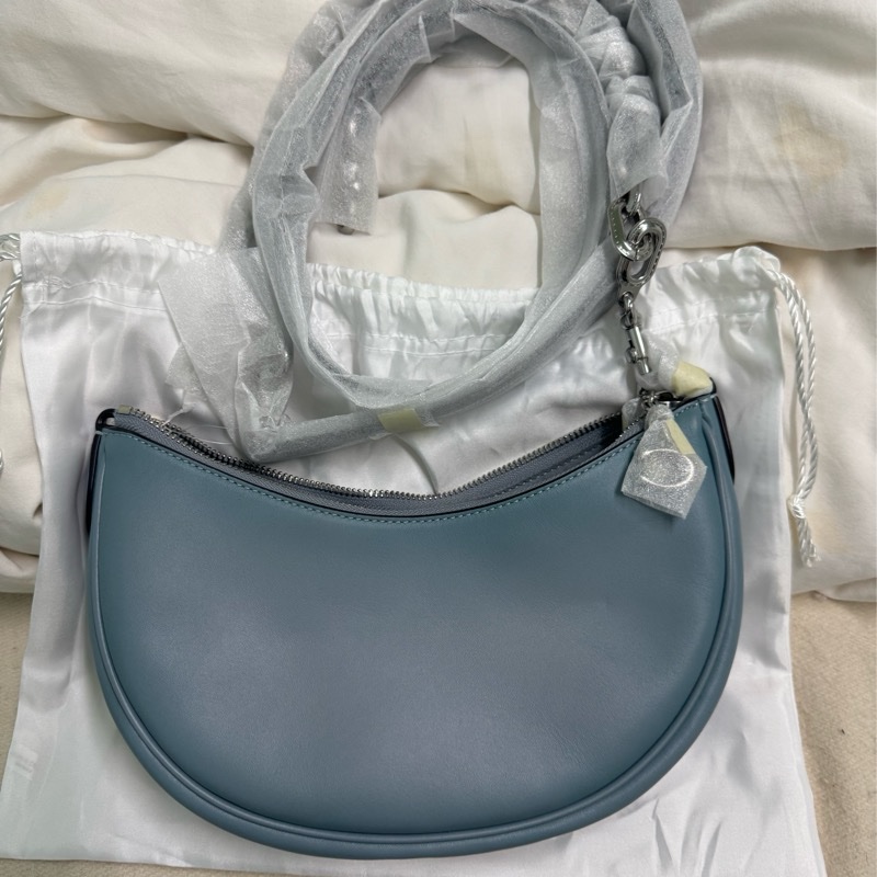 coach肩背手提多用半月包灰藍色-6