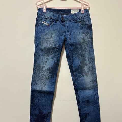 DIESEL 印刷刷洗牛仔褲，商品很新，少穿隨便賣