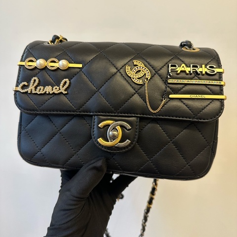 CHANEL香奈兒 22C早春系列黑金徽章Logo鴛鴦金屬扣CF