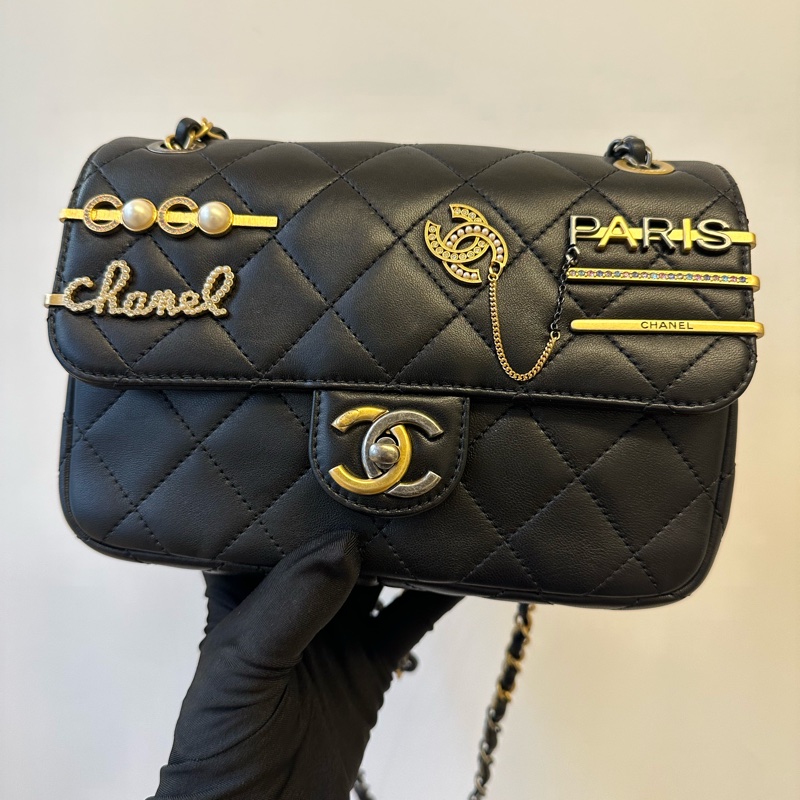 CHANEL香奈兒 22C早春系列黑金徽章Logo鴛鴦金屬扣CF-0
