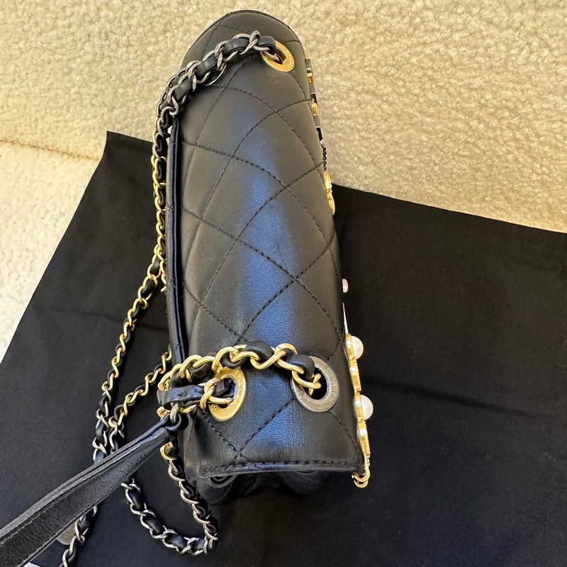 CHANEL香奈兒 22C早春系列黑金徽章Logo鴛鴦金屬扣CF-2