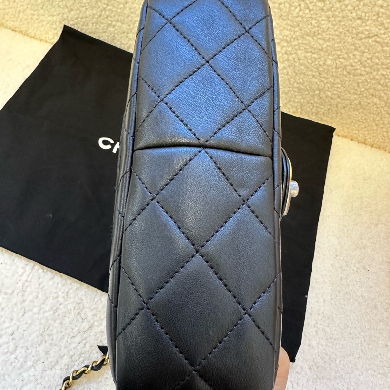 CHANEL香奈兒 22C早春系列黑金徽章Logo鴛鴦金屬扣CF-3