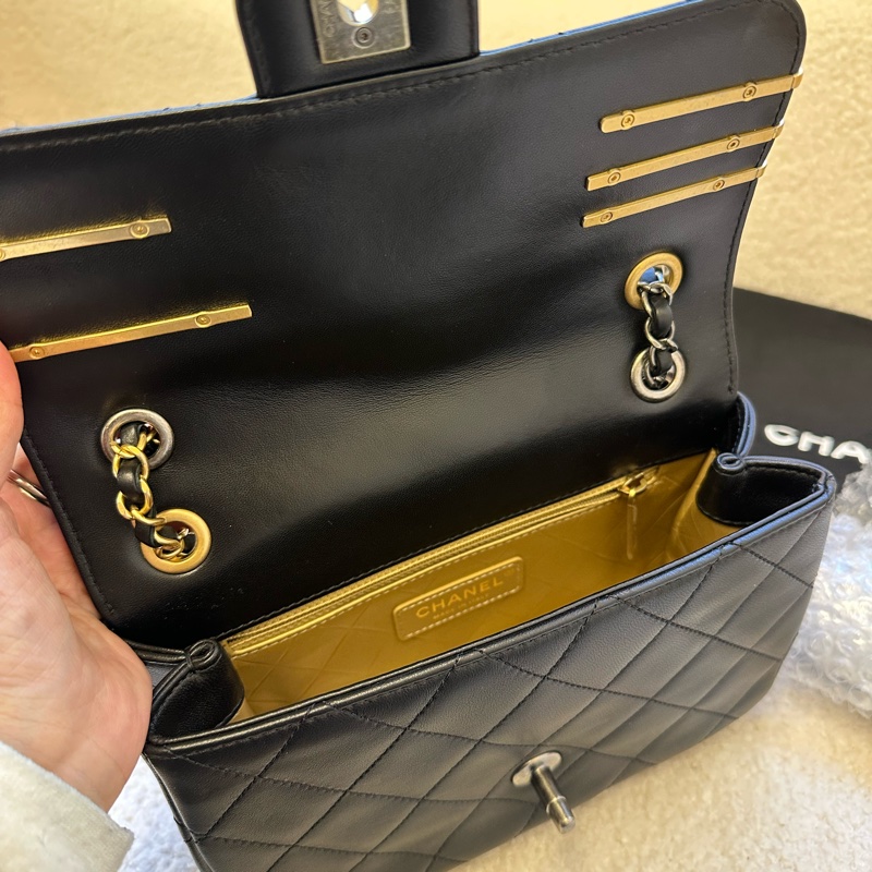 CHANEL香奈兒 22C早春系列黑金徽章Logo鴛鴦金屬扣CF-4