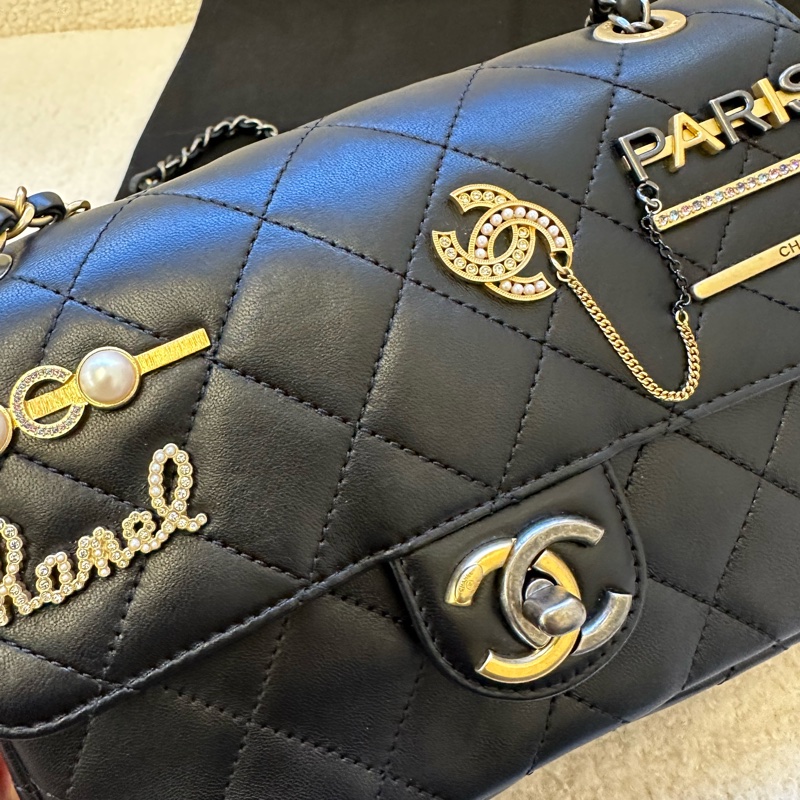 CHANEL香奈兒 22C早春系列黑金徽章Logo鴛鴦金屬扣CF-6