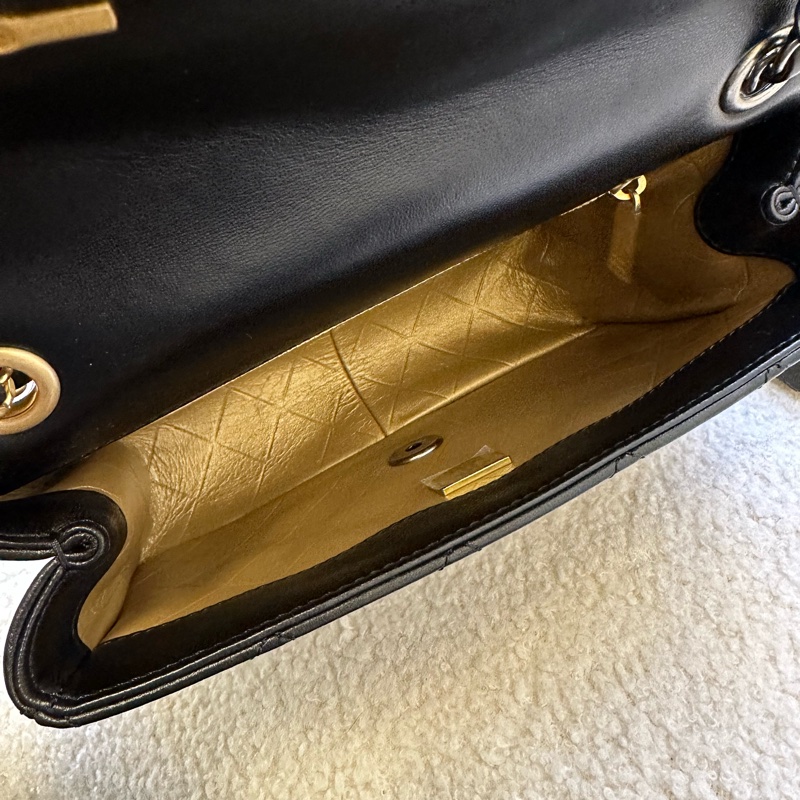 CHANEL香奈兒 22C早春系列黑金徽章Logo鴛鴦金屬扣CF-7