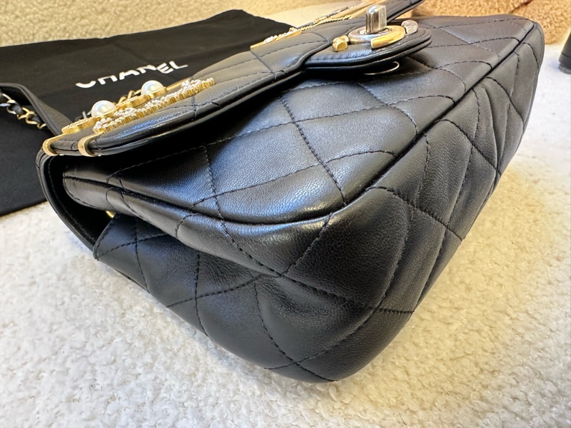 CHANEL香奈兒 22C早春系列黑金徽章Logo鴛鴦金屬扣CF-8