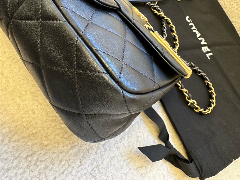 CHANEL香奈兒 22C早春系列黑金徽章Logo鴛鴦金屬扣CF-9