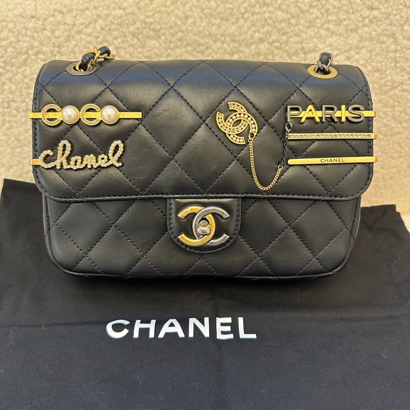 CHANEL香奈兒 22C早春系列黑金徽章Logo鴛鴦金屬扣CF-10