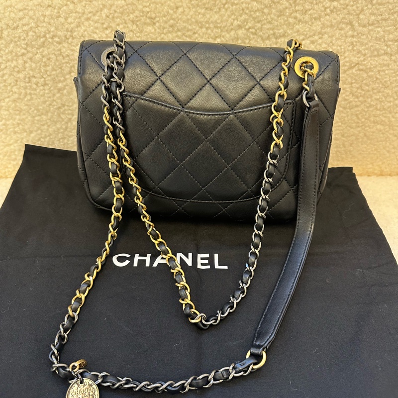 CHANEL香奈兒 22C早春系列黑金徽章Logo鴛鴦金屬扣CF-11