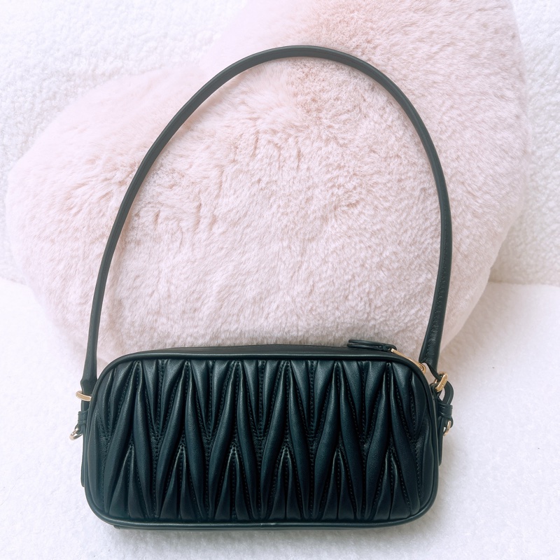 Miumiu hobo 黑色腋下包/相機包-1