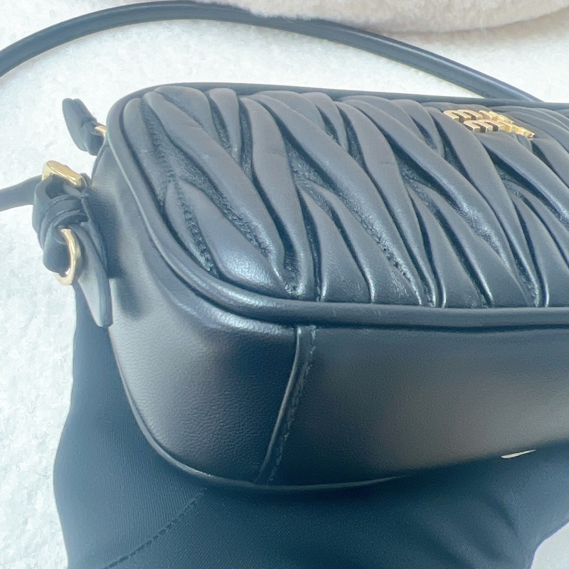 Miumiu hobo 黑色腋下包/相機包-5