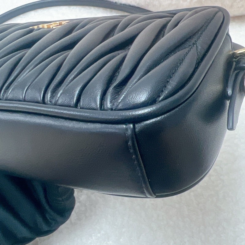 Miumiu hobo 黑色腋下包/相機包-6