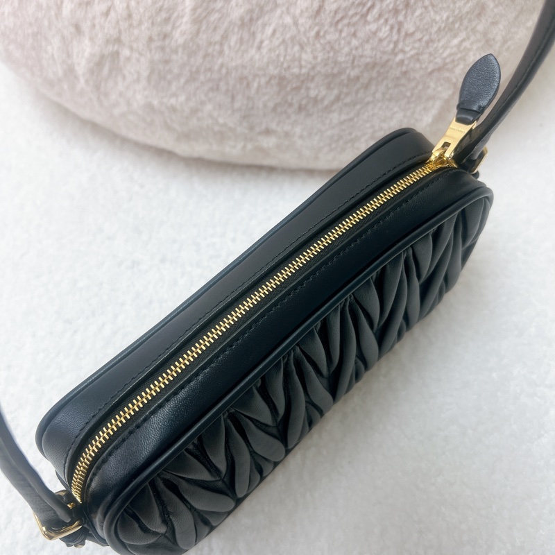 Miumiu hobo 黑色腋下包/相機包-7