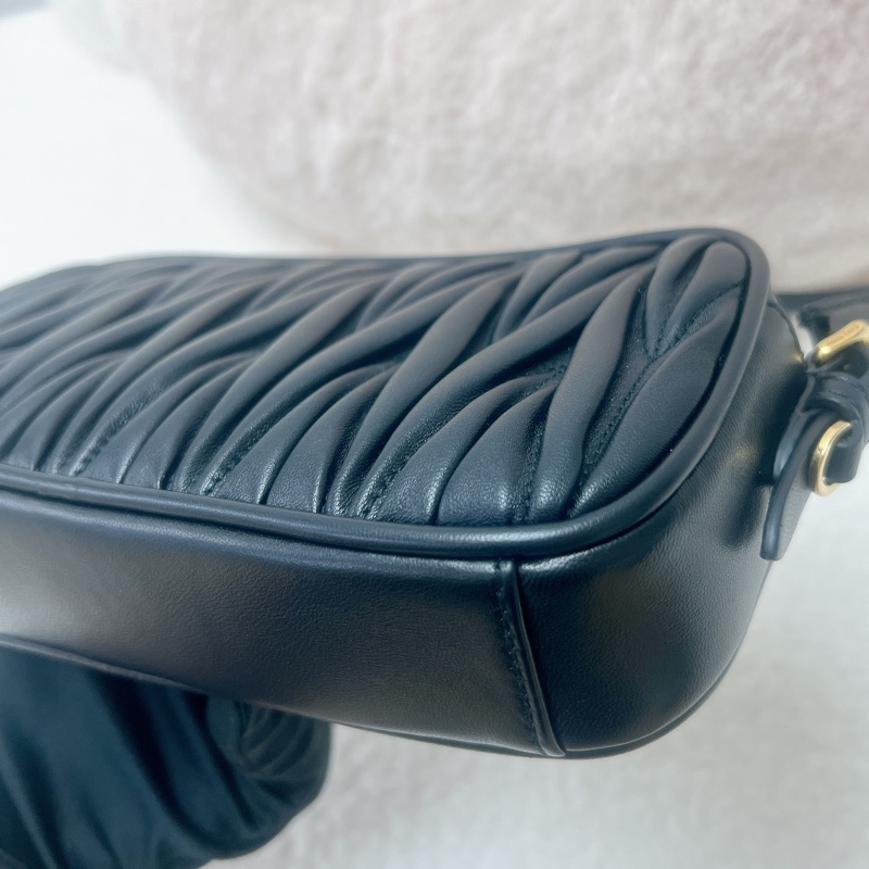 Miumiu hobo 黑色腋下包/相機包-9