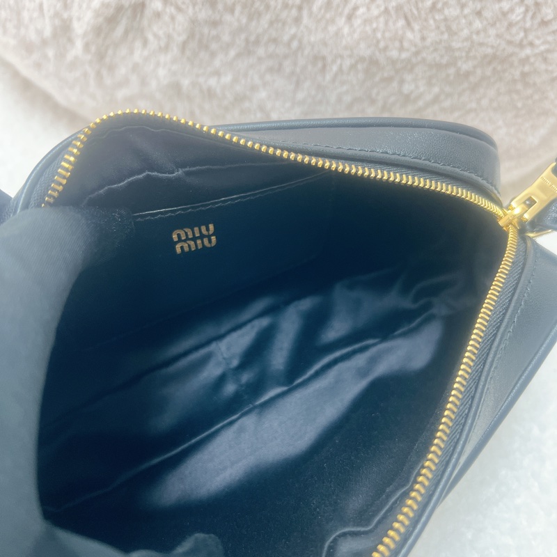 Miumiu hobo 黑色腋下包/相機包-10