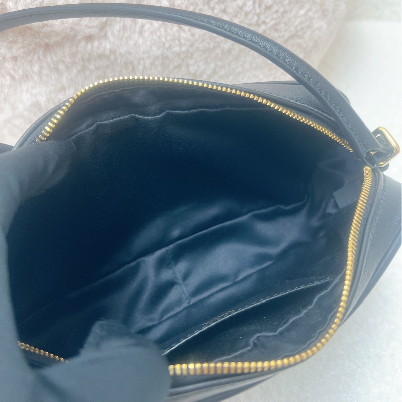 Miumiu hobo 黑色腋下包/相機包-11