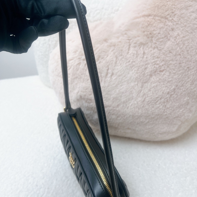 Miumiu hobo 黑色腋下包/相機包-12