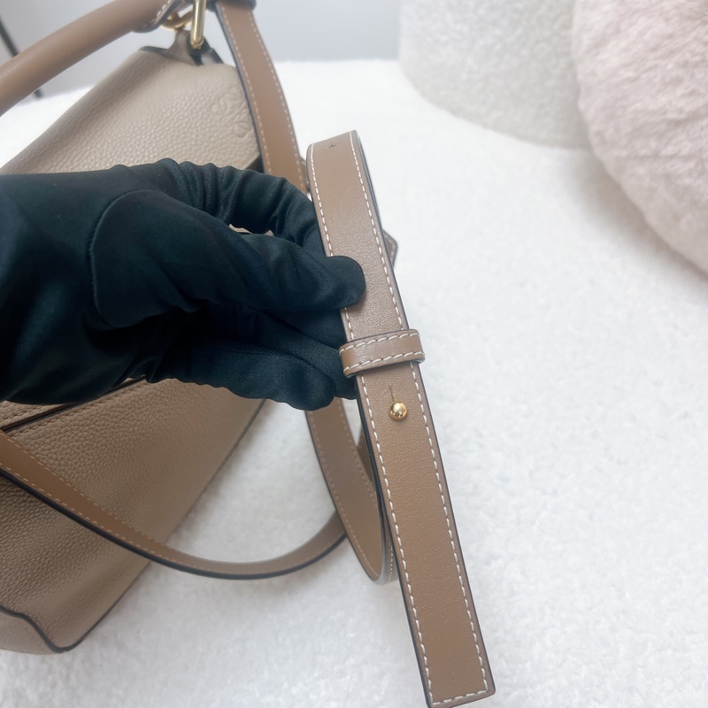 Loewe puzzle 沙色小號幾何包-12