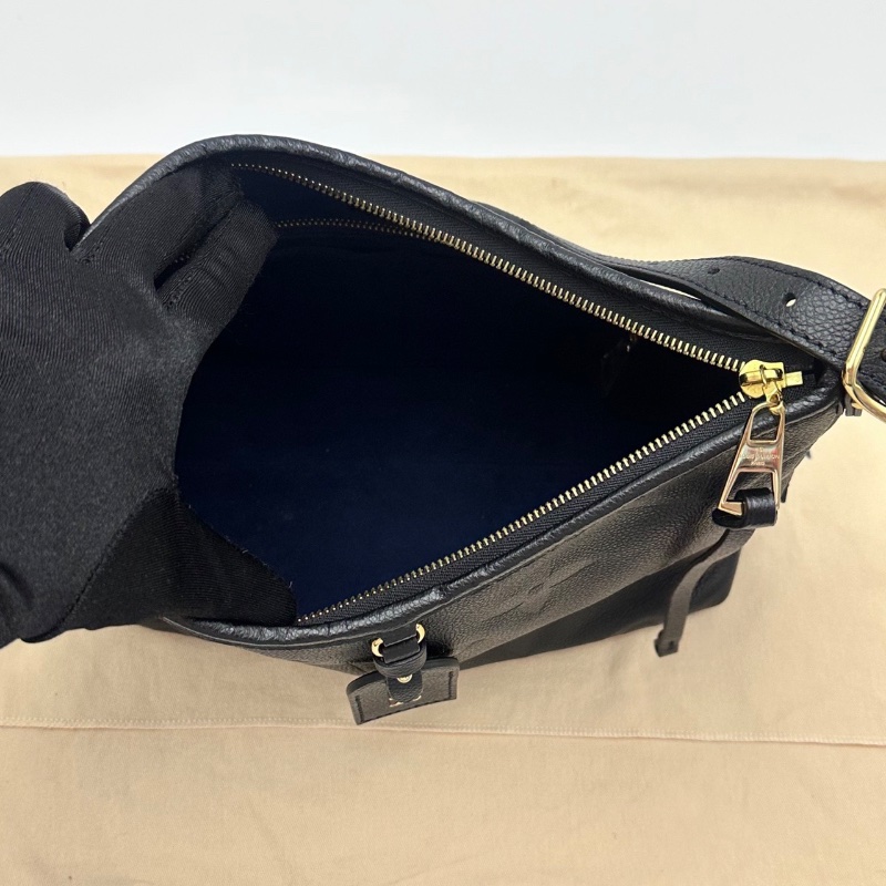 LV 黑色金扣全皮壓花carryall小號母肩背斜背包芯片款 29*24*12 98新配件塵袋-2