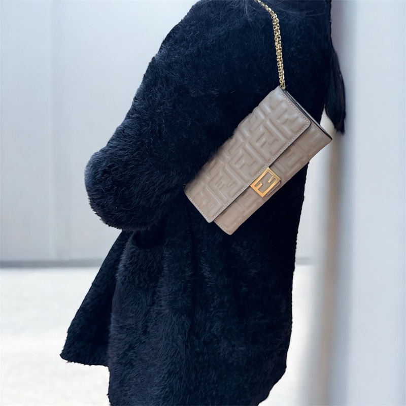 🩶芬迪法棍FENDI鴿灰色納帕小羊皮Baguette配飾鏈WOC-1