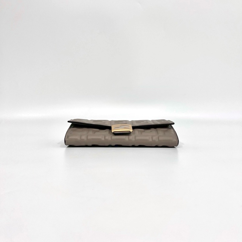 🩶芬迪法棍FENDI鴿灰色納帕小羊皮Baguette配飾鏈WOC-11