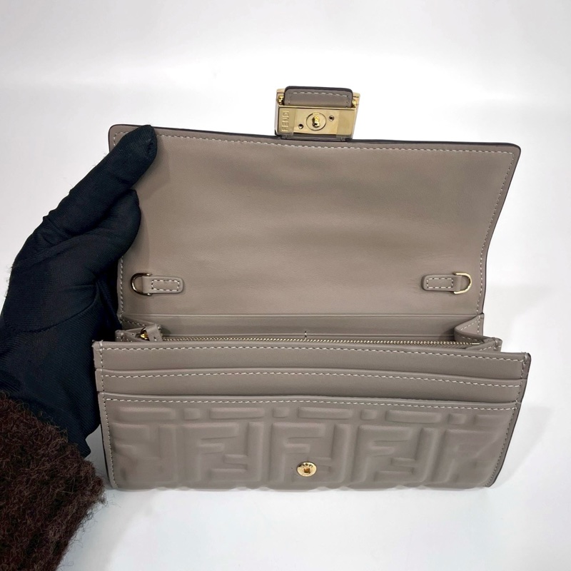 🩶芬迪法棍FENDI鴿灰色納帕小羊皮Baguette配飾鏈WOC-16